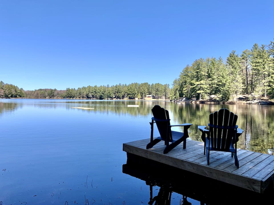 A timber-frame cabin on Atkins Lake, Bracebridge, Ontario, Canada, photo 5 of 10