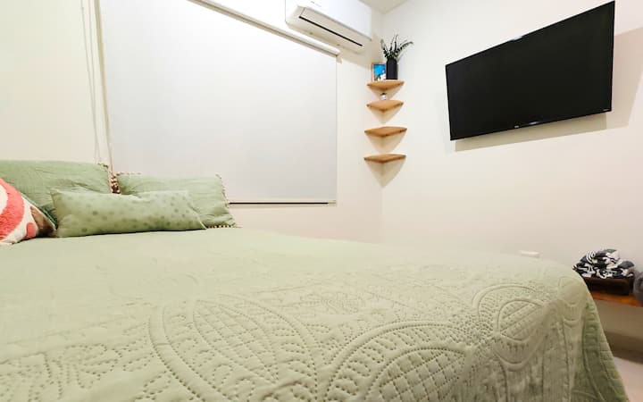 Segunda recámara con cama canguro (2 camas matrimoniales). Un colchón sale por debajo de la cama para que duerman hasta 4 personas cómodamente.