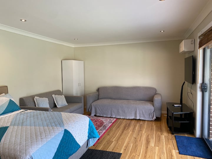 One-bedroom Unit With Dining&kitchen Area - Wollongong