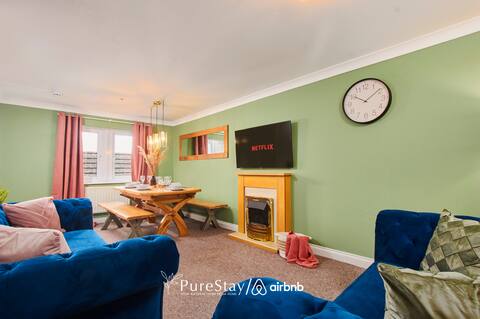 Huge 6BR House in Nantwich w/ Parking & Free Wi-Fi