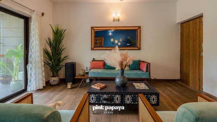 Მისაღები ოთახი ფართო აივნით 