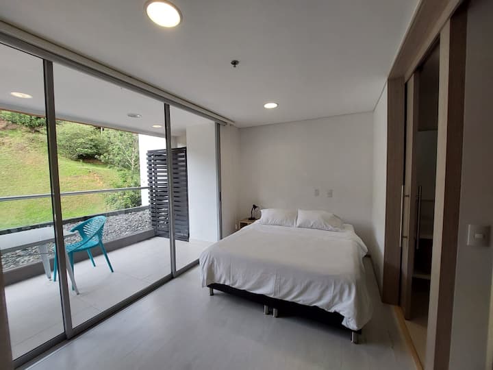 Dhomë me krevat dopio, tavolinë nate, me abazhur, televizor dhe mobilie me 3 sirtarë.
Tarracë private me një tavolinë të vogël dhe dy karrige.
Grila të errëta për lehtësinë tënde.
