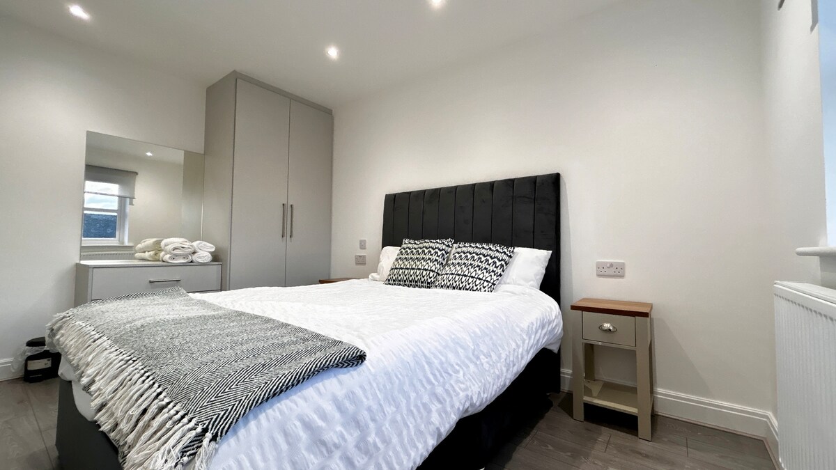 Спална соба со брачен кревет (широк 150-179 см) во апартманите Smartkey за краткорочни престои и сместување со дополнителни услуги