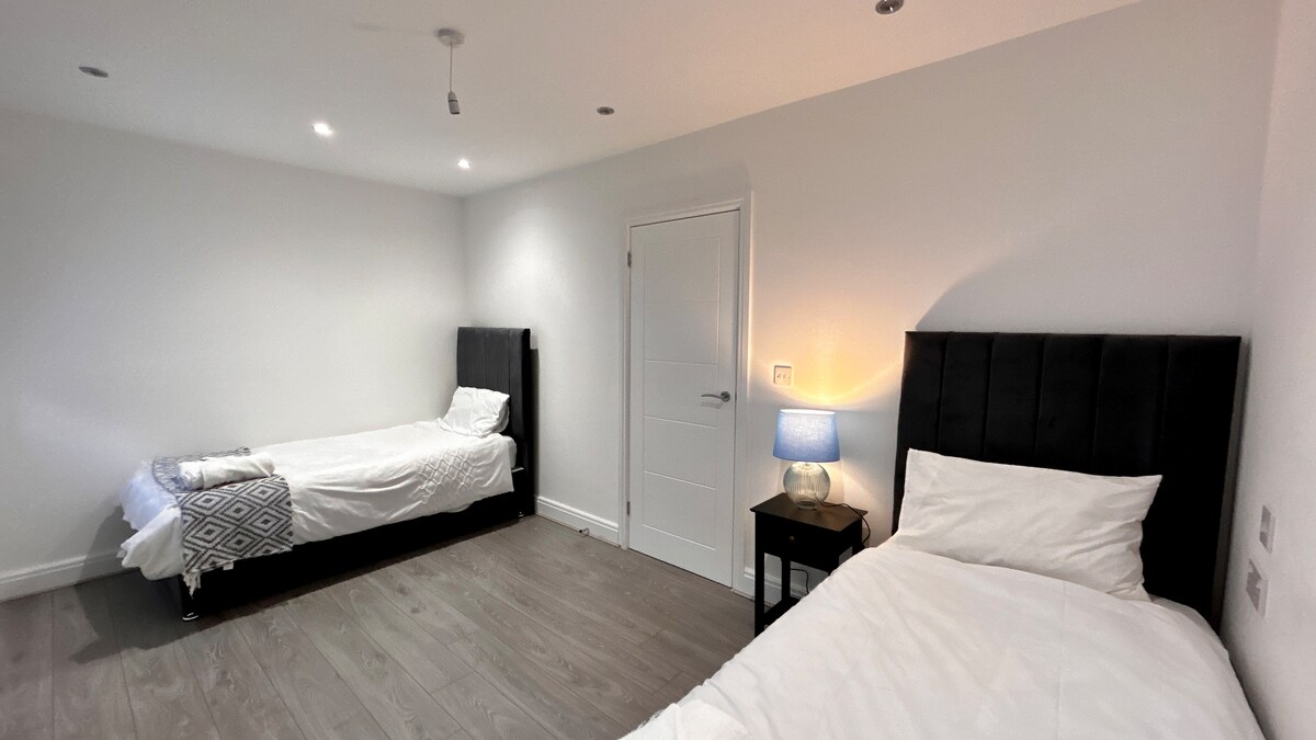 Спална соба со 2 единечни сместувања во Smartkey Apartments за краткорочни престои и сместување со дополнителни услуги