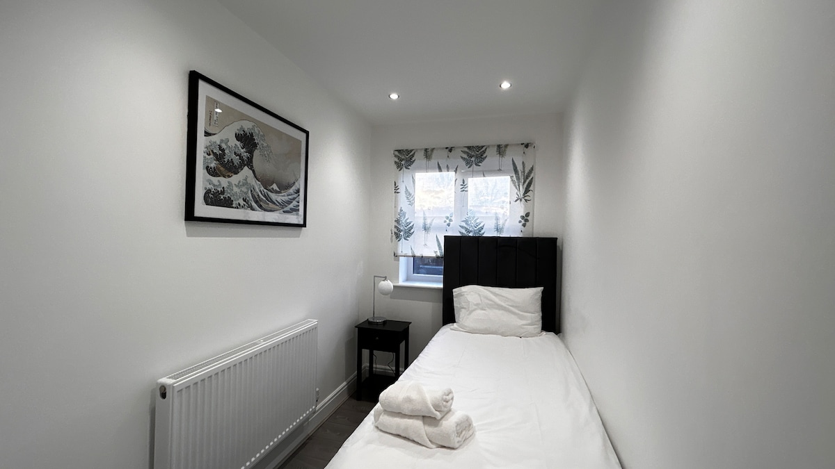 Еднокреветна соба 2 во апартманите Smartkey за краткорочни престои и сместување со дополнителни услуги 