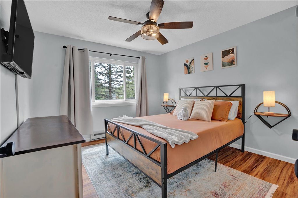 Kjo dhomë gjumi në katin e dytë me një krevat dopio "queen" është e sigurt se do t 'i plotësojë të gjitha nevojat e tua me ambientin e rehatshëm.