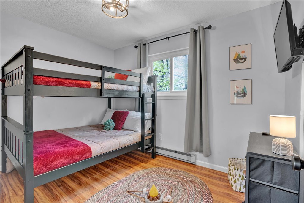 Kjo dhomë e plotë me krevat marinari në katin e 2-të është hapësira e përkryer për t 'u mbledhur fëmijët, por gjithsesi lejon rehati për vizitorët e rritur, si dhe me dyshekët me madhësi të plotë.