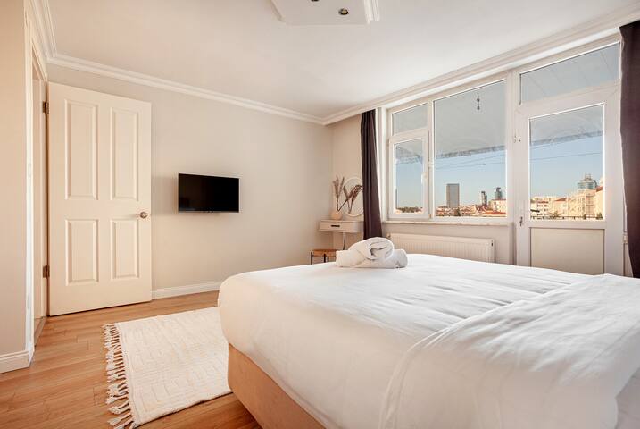 Charming 4BR-3BA. Lovely Balcony&Gardn&City View 1 gallery image 5