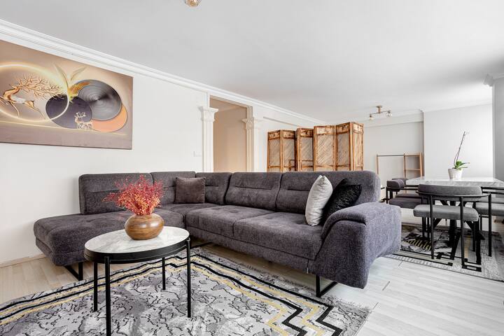 Charming 4BR-3BA. Lovely Balcony&Gardn&City View 1 gallery image 2