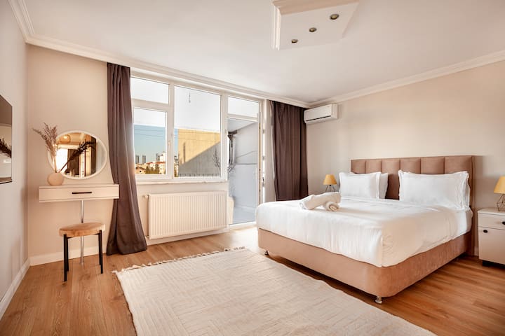 Charming 4BR-3BA. Lovely Balcony&Gardn&City View 1 gallery image 4