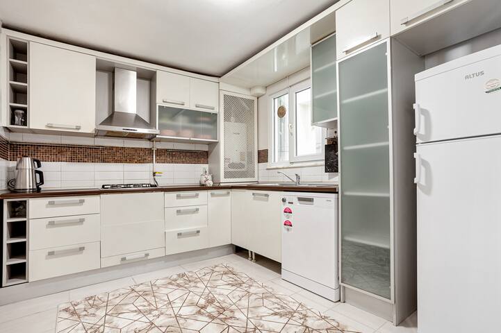 Charming 4BR-3BA. Lovely Balcony&Gardn&City View 1 gallery image 3