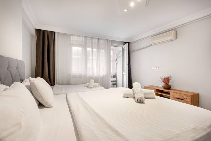 Charming 4BR-2BA. Lovely king beds w/Lift-full AC gallery image 3