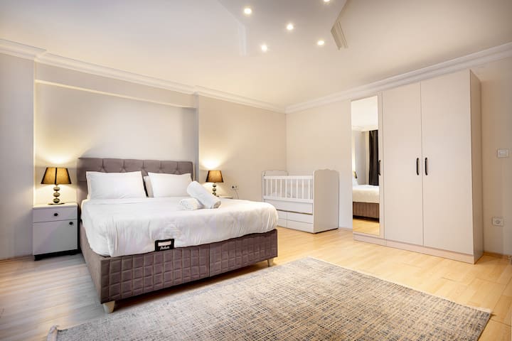 Charming 4BR-2BA. Lovely king beds w/Lift-full AC gallery image 2