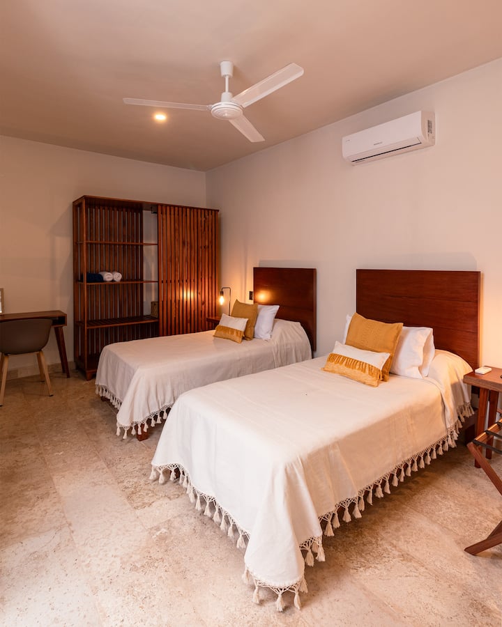 Dhoma dytësore ka dy krevate të rehatshëm teke, është e pajisur me ajër të kondicionuar dhe ventilator tavani për të siguruar rehatinë tënde në çdo kohë.