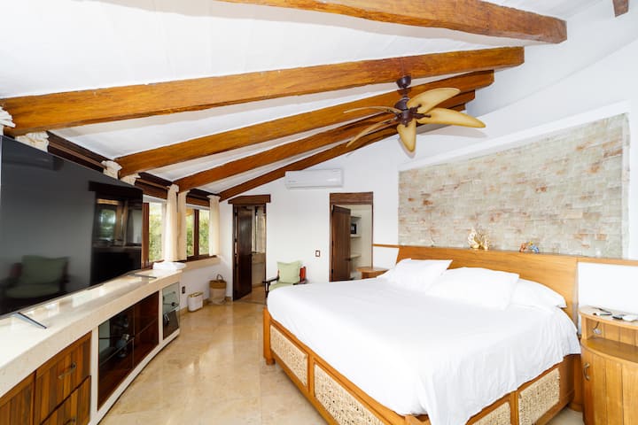 هذه هي غرفة النوم المميزة.  يوجد سرير كينج وأريكة مقطعية كبيرة في هذه الغرفة الفريدة البانورامية. يوجد حمامان متصلان بغرفة النوم هذه، كل منهما في الأطراف المتقابلة للغرفة.