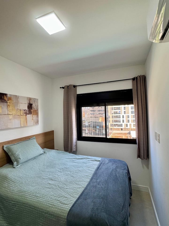 غرفة بسرير مزدوج مريح وبابين جارداروباس