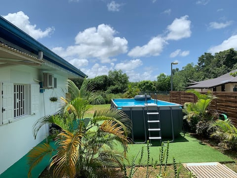 Cozy villa in Montsinéry-pool, Wi-Fi & terrace