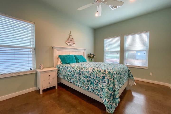 Amplio y cómodo dormitorio principal en la planta baja.