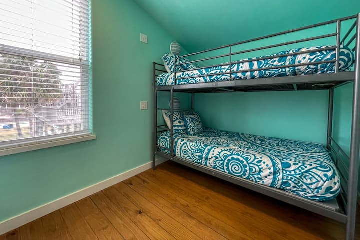 El cuarto dormitorio es perfecto para los niños.