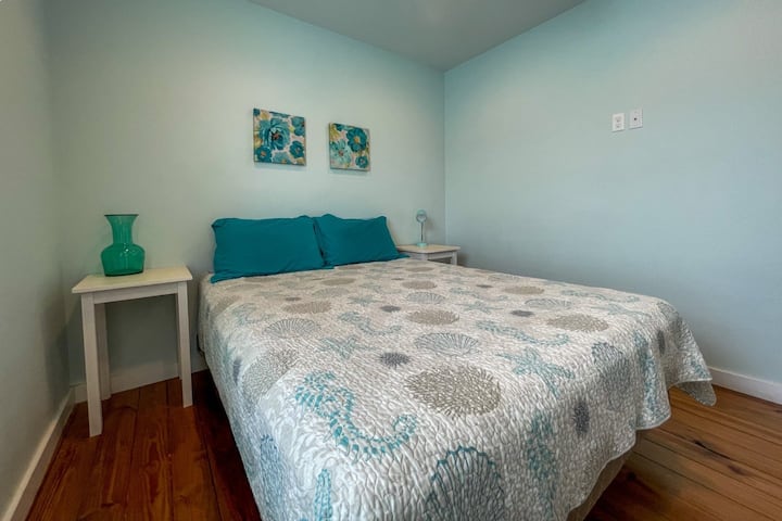 Tercer dormitorio con una cama queen.