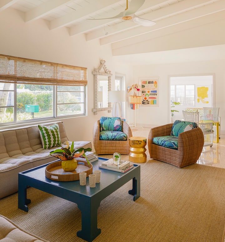 La amplia sala de estar es el corazón de la cabaña de surf con pisos de terrazo pulidos y amplios asientos.  Esta es una habitación iluminada y alegre e ideal para las noches de entretenimiento o cine.  Esta habitación se abre al comedor y al solárium