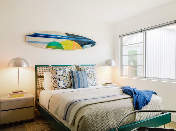 Un dormitorio queen.  Gran luz natural y acceso a un baño Jack y Jill contiguo a otro dormitorio con camas individuales. Persianas opacas y vestidor grande con cómoda