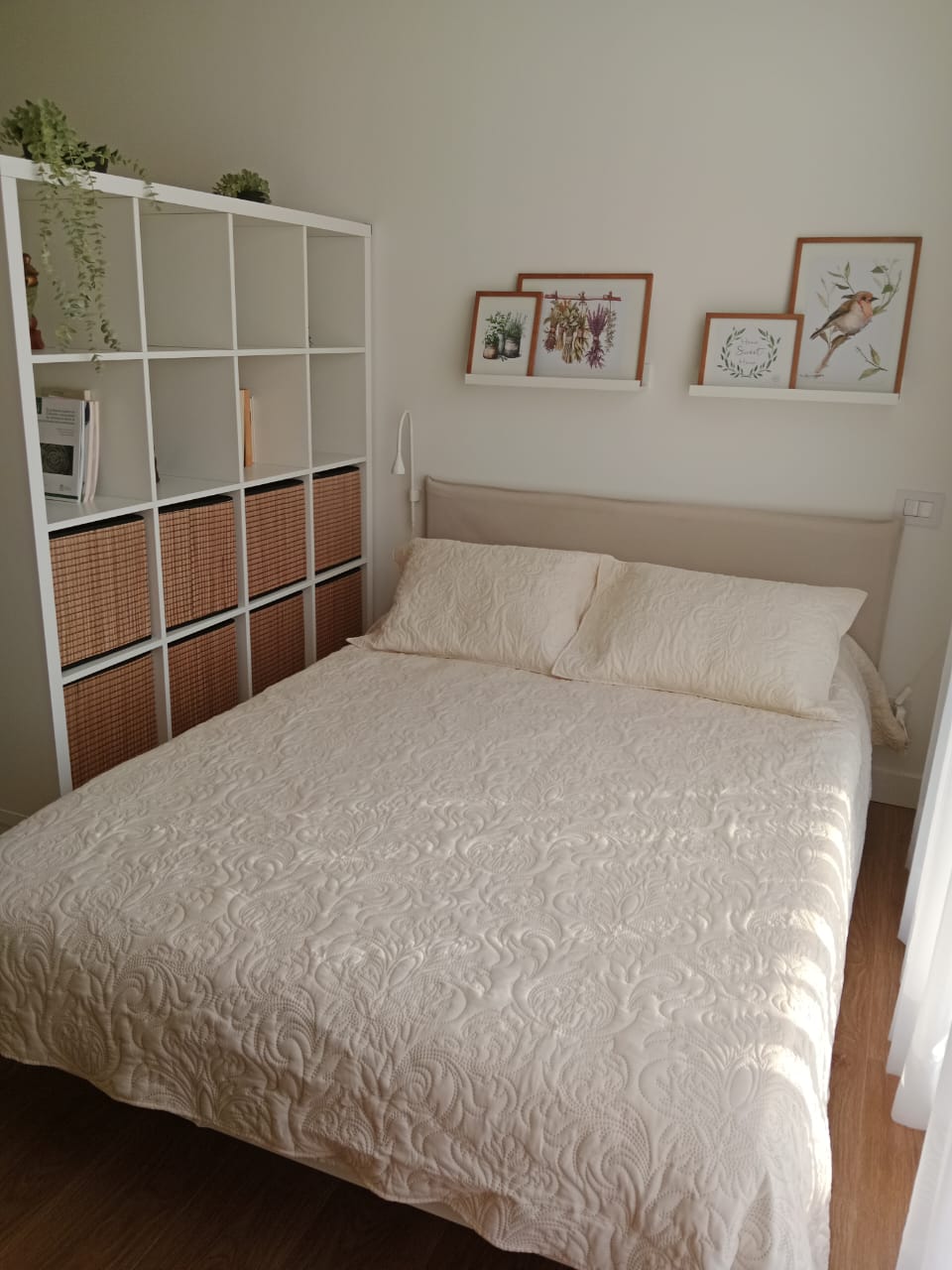 חדר נוח. חשבנו ברצינות על ההפסקה שלכם. המיטה כוללת מזרן ספוג זיכרון שמתאים לצורת הגוף שלכם, מקל על הלחצים על הכתפיים והירכיים, אתם תישנו בשלווה.