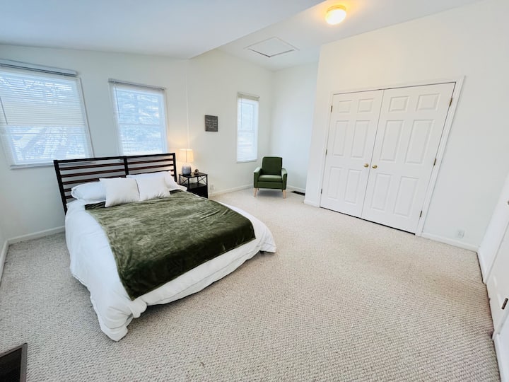 ფართო მთავარი საძინებელი ტუმბითა და მყუდრო, ფერადი ფუტონით! 