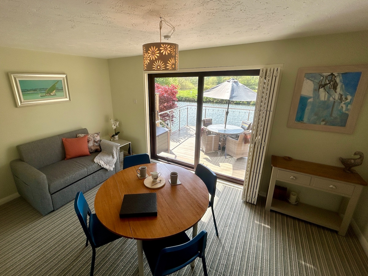 Norwich Riverfront 3 storey house w/ deck & dock