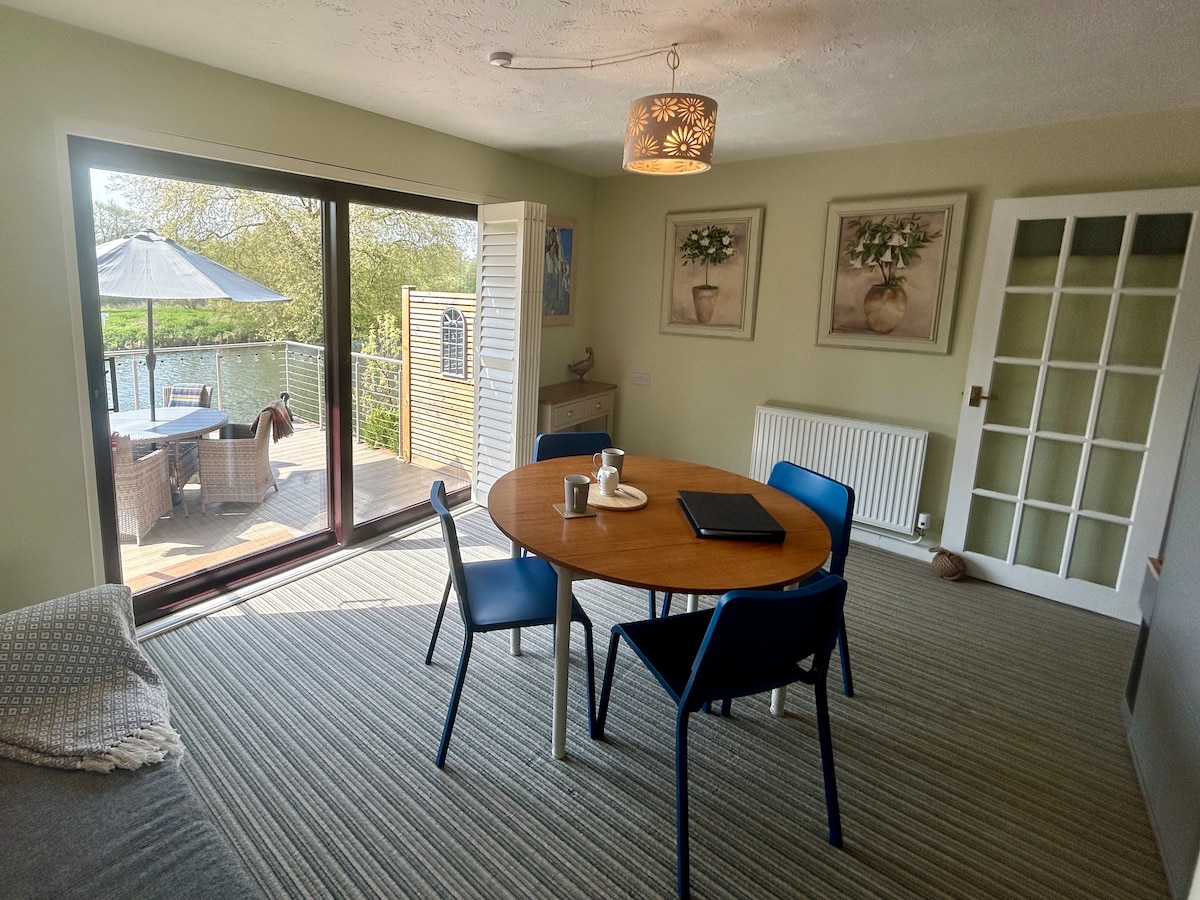 Norwich Riverfront 3 storey house w/ deck & dock