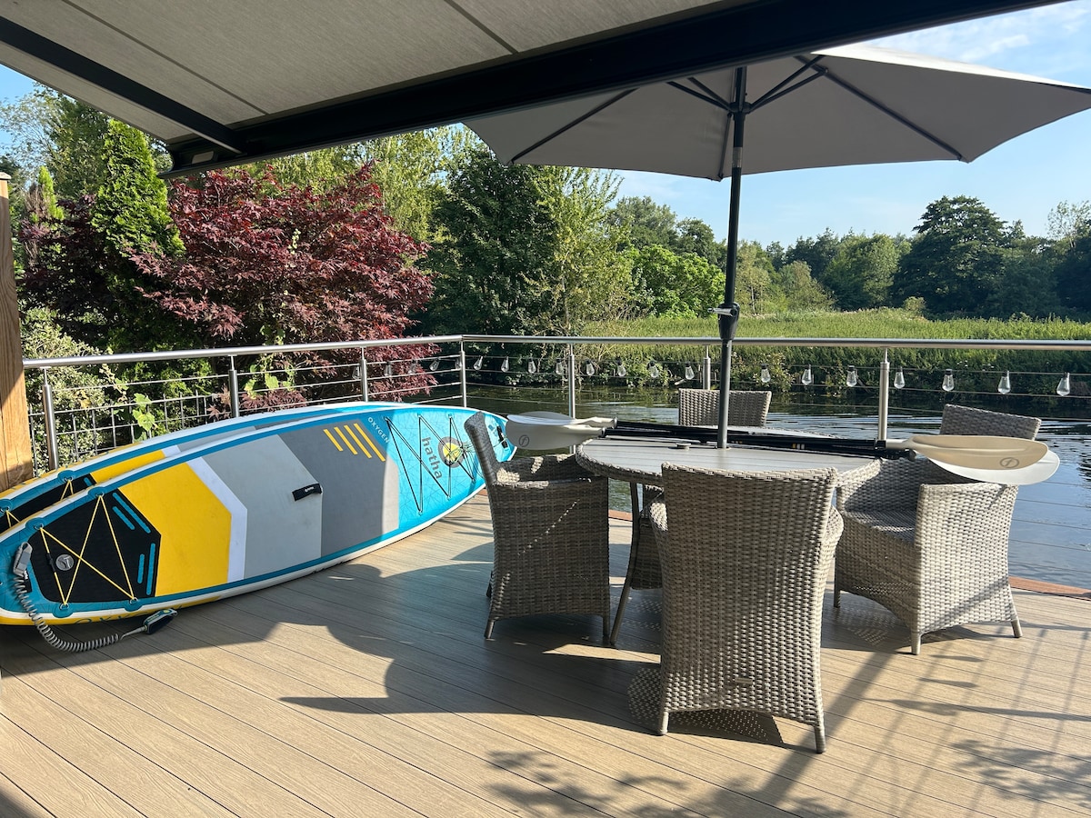 Norwich Riverfront 3 storey house w/ deck & dock