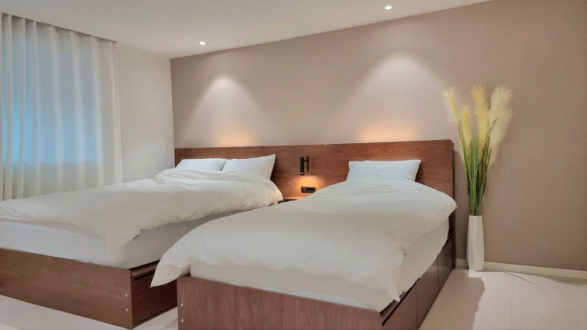 ყოველი საწოლი გარეცხილია და სუფთაა:)

ყოველი თეთრეული ირეცხება და ახალია ყოველ ჯერზე:)

ყოველი სტუმრისთვის თეთრეული ირეცხება და სუფთა მდგომარეობაში იქნება მომზადებული :)