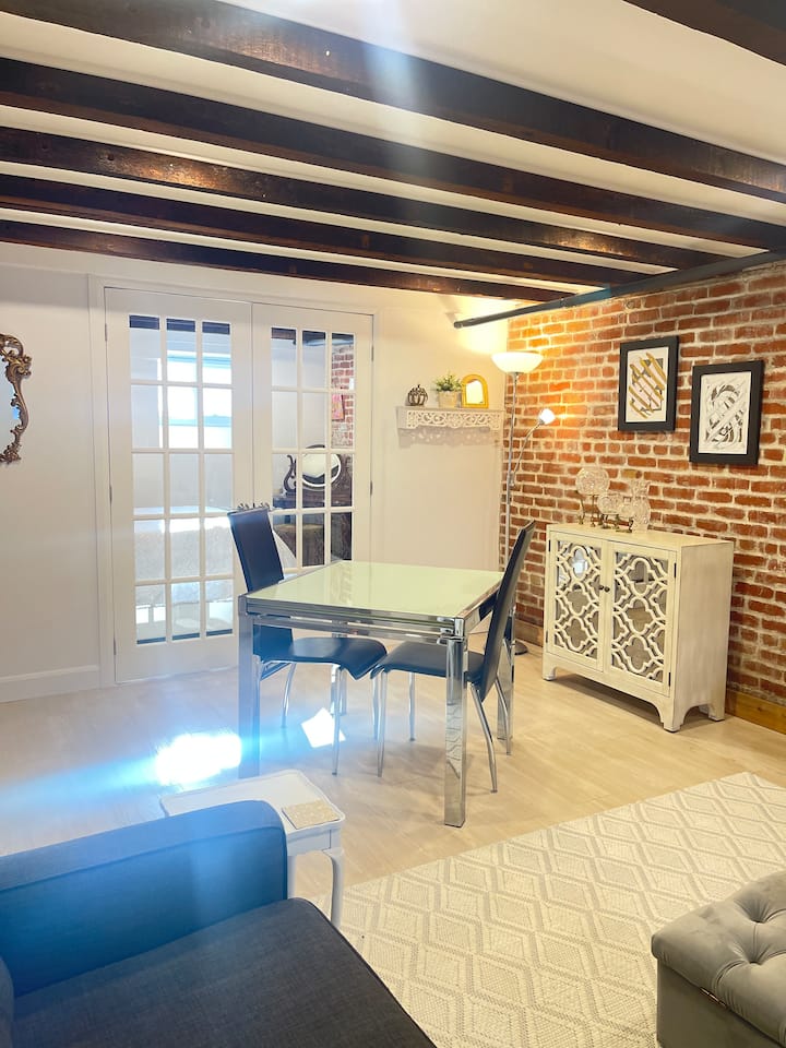 Charming And Elegant Boutique Suite In Montreal - Lasalle