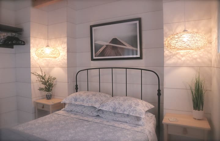 Mucho espacio para colgar tu ropa, así como espacio en los cajones. Las luces de noche se atenúan para crear una sensación romántica. 