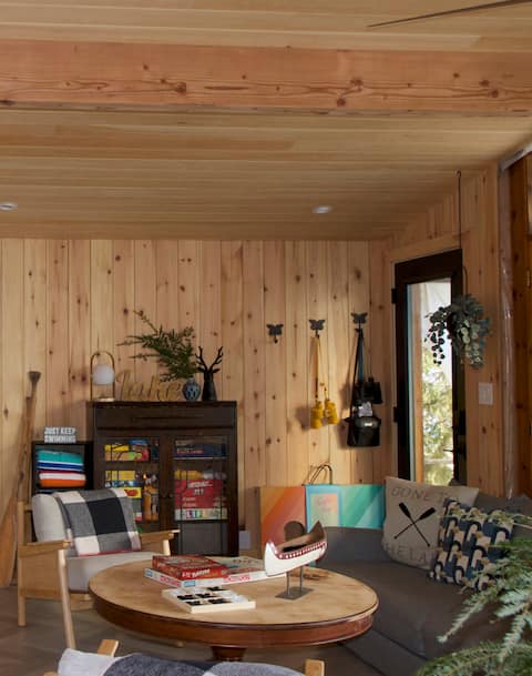 Top Airbnb: Androse Cottage LakeMuskoka Waterfront HotTub|3bed in Muskoka Lakes