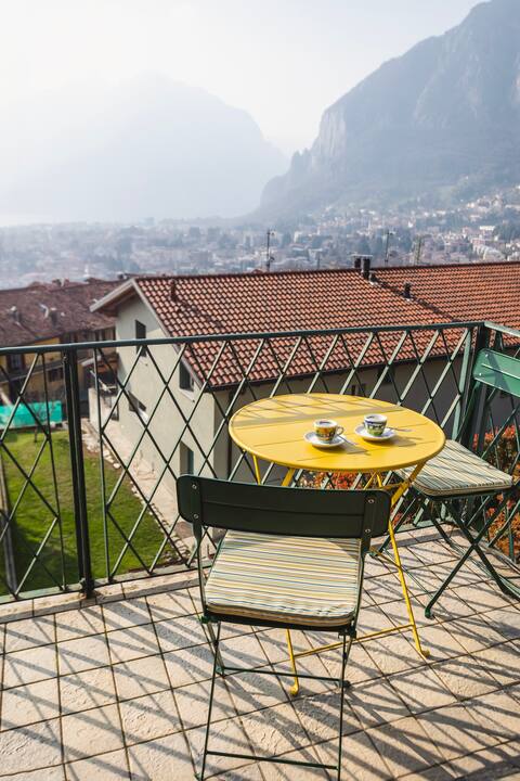 A balcony between lake and mountains