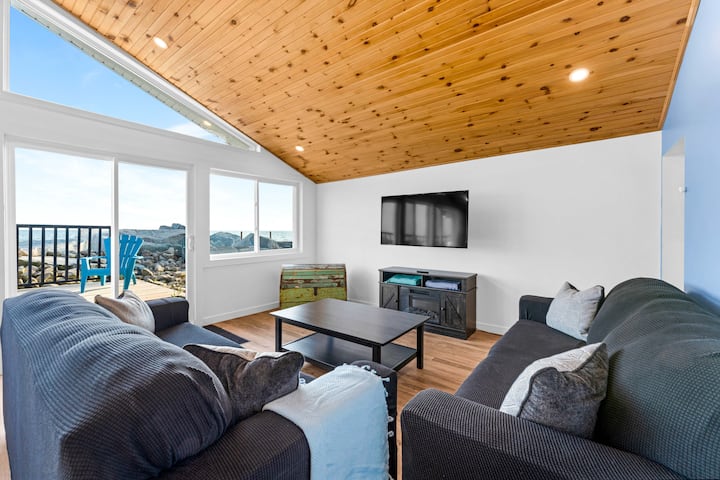 Დაისვენეთ დასასვენებლად. Მნიშვნელობა არ აქვს, წიგნითაა თუ ბუხრის წინ მდებარე ფილმით, თუ კუთხის კარადაში არსებული რომელიმე დაფის თამაშით - განტვირთვა ჩვენს მისაღებ ოთახში ნიავია.  Ტელევიზორის პირისპირ მდგარი ტახტი გამოსაწევი ადგილია. Დამატებითი საბნები საბნები საბნებში