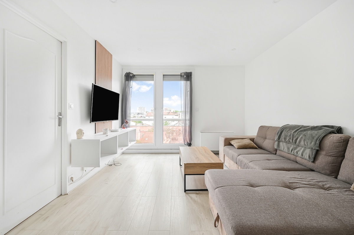Successful Airbnb property: Luxurious 2-Room Apartment – Close to CDG and Paris in Bondy