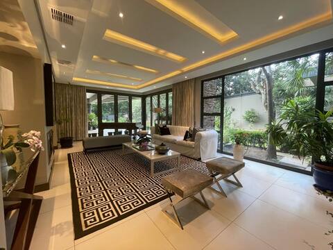Luxury House in Hyde Park