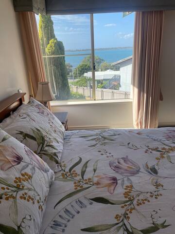 Stunning estuary views. 7 beds, ping pong gallery image 4