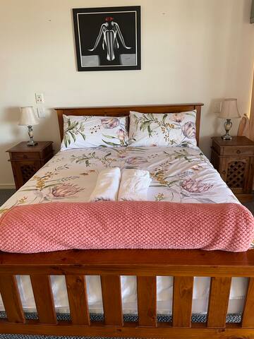 Stunning estuary views. 7 beds, ping pong gallery image 5