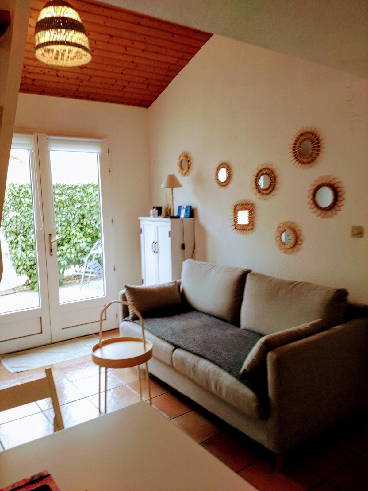 Annuncio Airbnb popolare: Pontaillac Cottage and its
Terrace. a Vaux Sur Mer