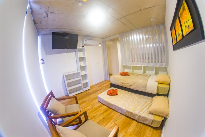 Chumba cha kwanza cha kulala kilicho na luva zilizofungwa.