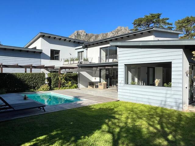 Sunny, Modern Family Home in Hout Bay Estate gallery image 2