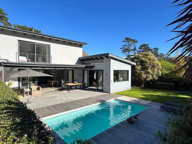 Sunny, Modern Family Home in Hout Bay Estate