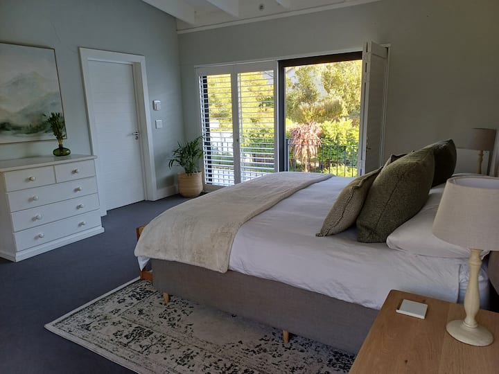 Ძირითადი საძინებელი - დიდი ზომის საწოლი, ცალკე სააბაზანო და ცალკე აივანი