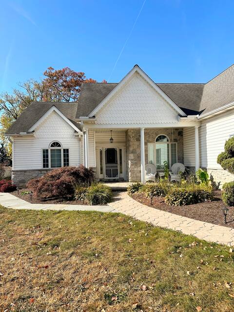 King's Victorian, 5 bed 3-1/2 bath (Main/Basement)