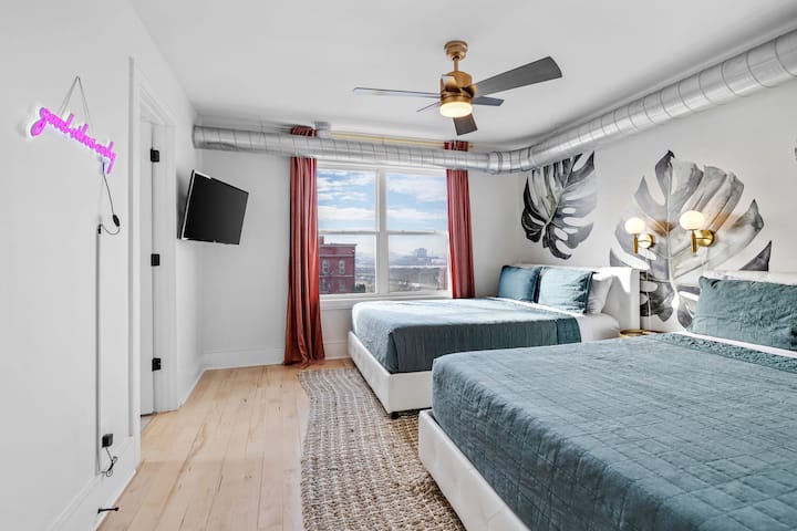 卧室配备2张标准双人床、智能电视和套内卫生间