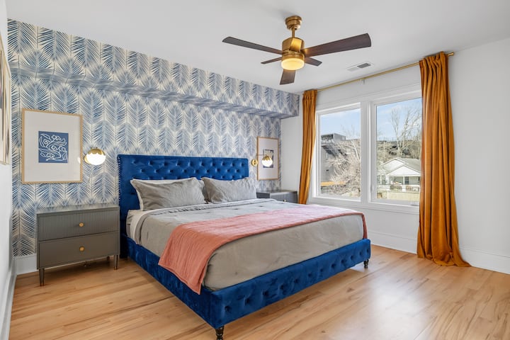 卧室配备1张加大双人床和套内卫生间