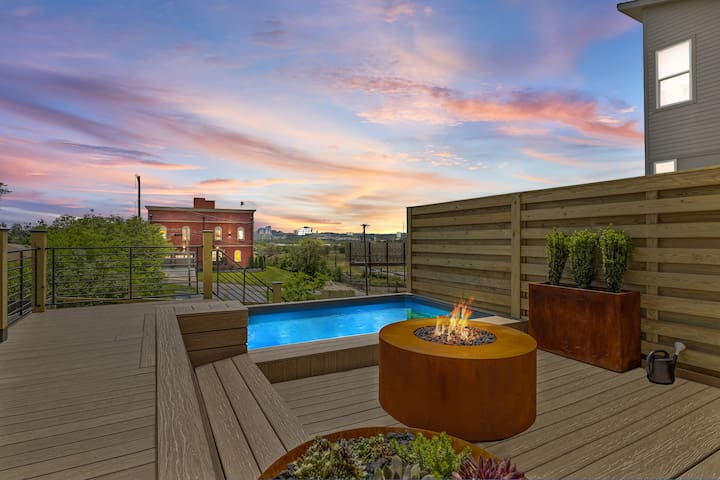 Hot Tub, Heated Pool, Fire Pit, Rooftop, Views!